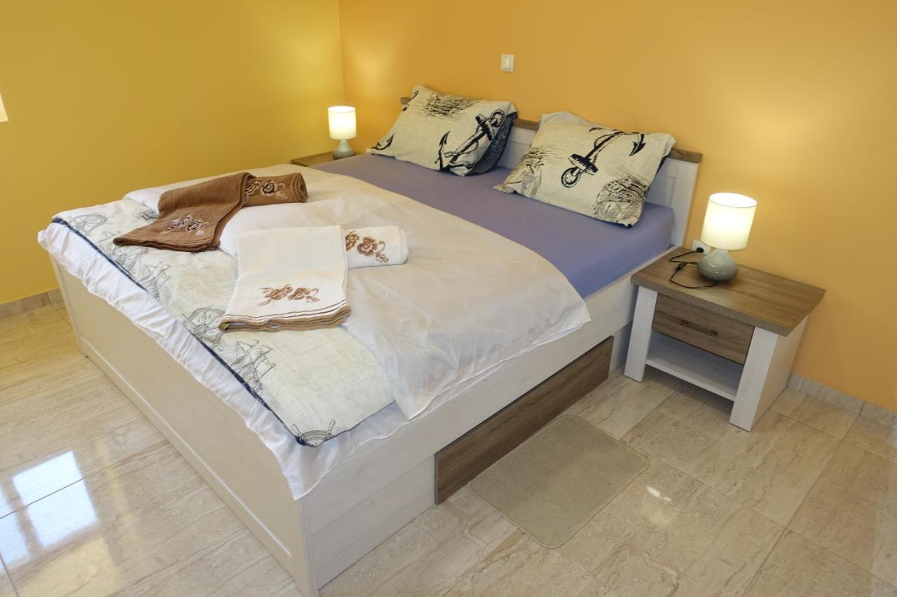 Apartments Leon Nin Extérieur photo